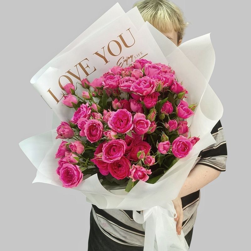 Малиновый букет из пионовидной кустовой розы
