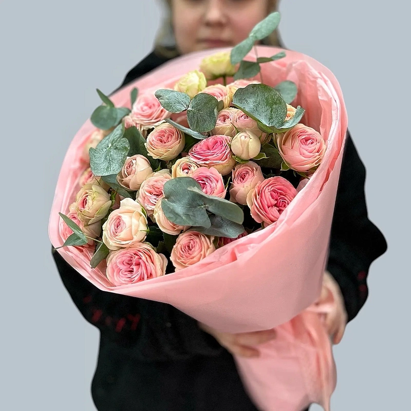 Розовый букет из пионовидной кустовой розы