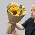 Солнечный букет из подсолнухов с эвкалиптом