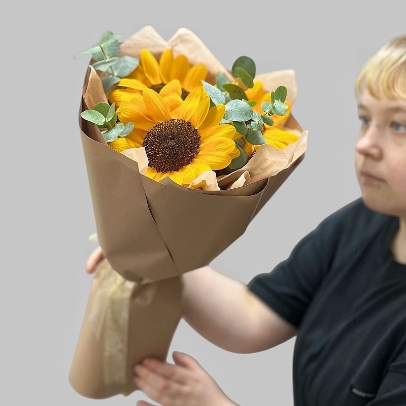 Солнечный букет из подсолнухов с эвкалиптом