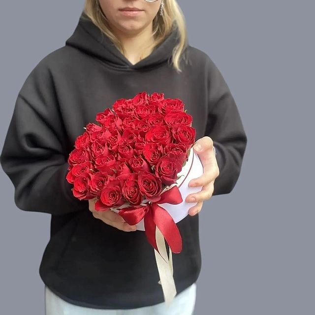 Шляпная коробка с красной розой 