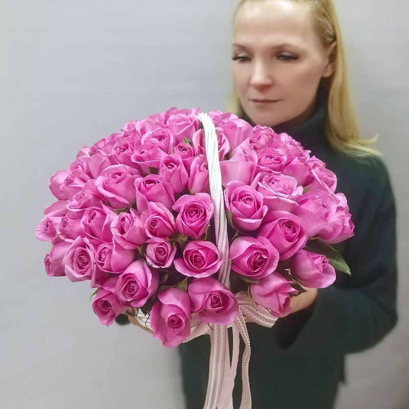 Красивая корзина с розами 75 шт.