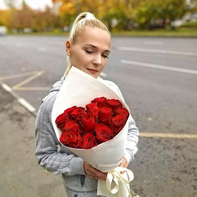 Яркий букет из 15 роз Кения