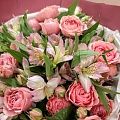 Нюдовый букет из кустовой розы и альстромерии