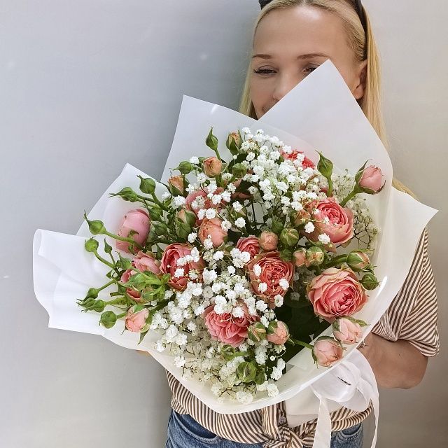 Букет комплимент из кустовых роз