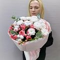 Изысканный букет из кустовых роз, хризантем и хлопка