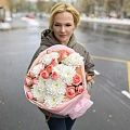 Авторский букет из кустовой розы и хризантемы