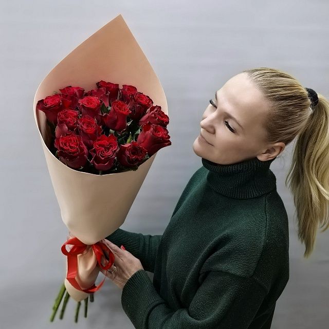 Стильный букет из 15 роз