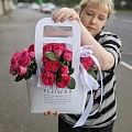 Яркая сумочка из пионовидной кустовой розы