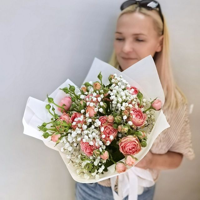 Букет комплимент из кустовых роз