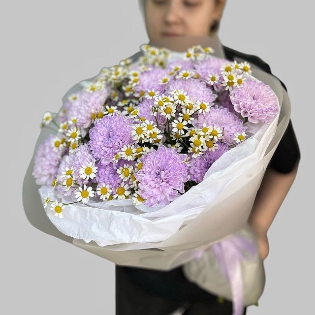Лавандовый нежный букет из кустовой хризантемы и ромашек
