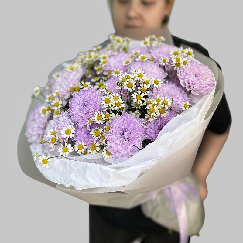 Лавандовый нежный букет из кустовой хризантемы и ромашек