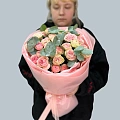 Розовый букет из пионовидной кустовой розы