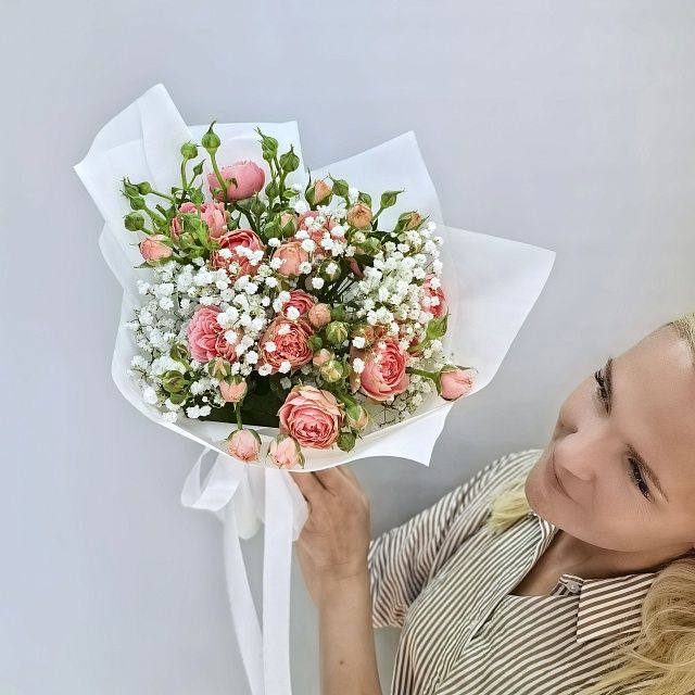 Букет комплимент из кустовых роз