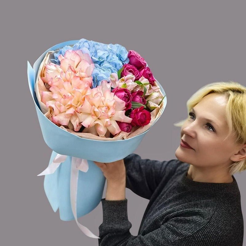 Дофаминовый букет с гортензией и кустовой розой