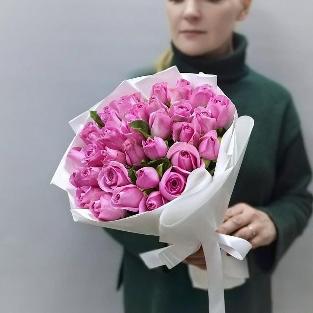 Красивый букет из 35 роз Кения