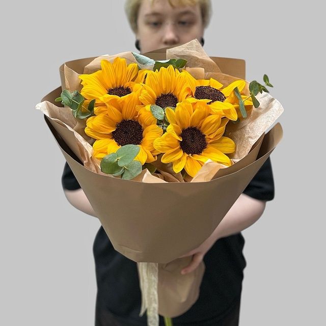Летний яркий букет с подсолнухами