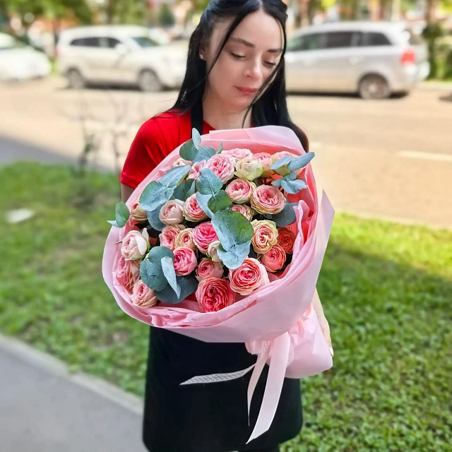 Розовый букет из пионовидной кустовой розы