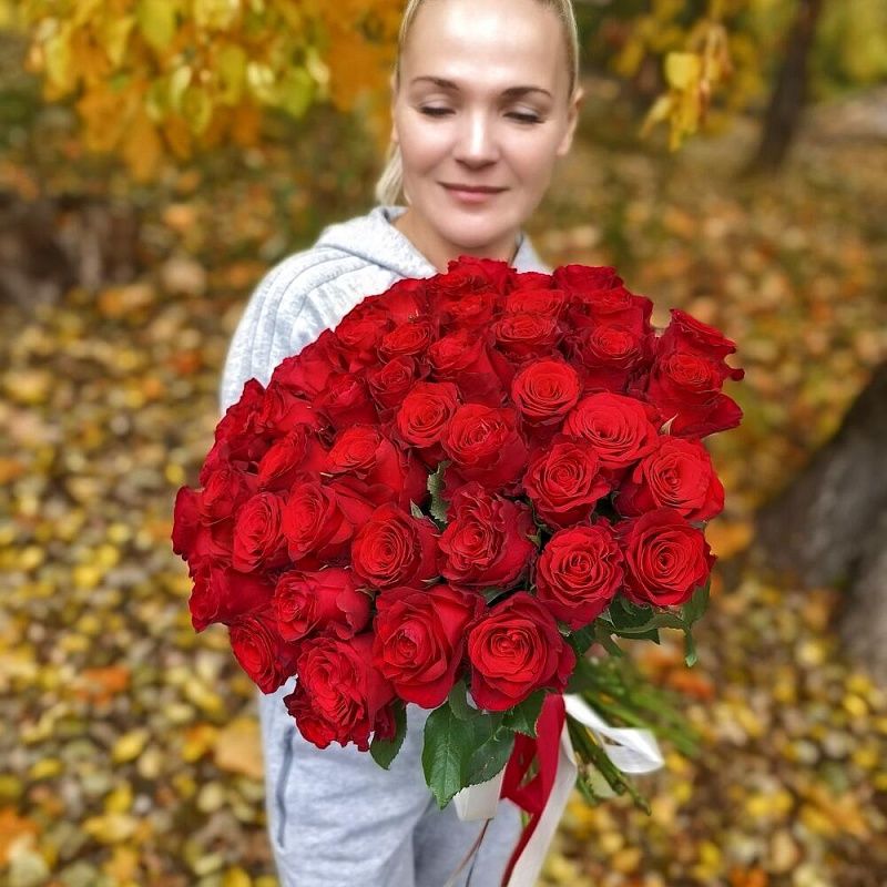 Яркий букет из 51 красной розы 
