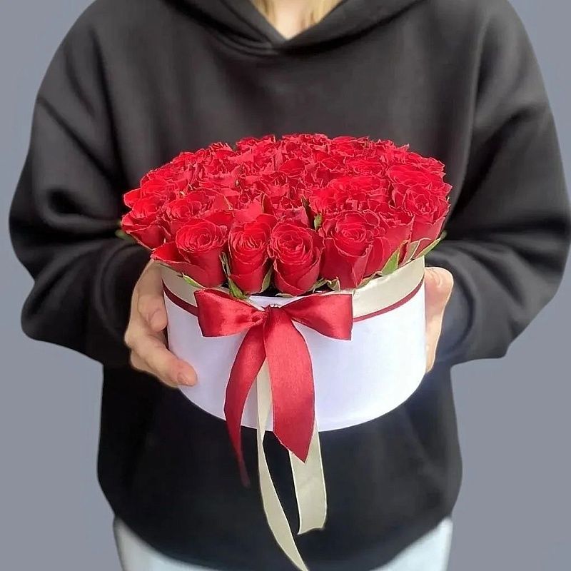 Шляпная коробка с красной розой 
