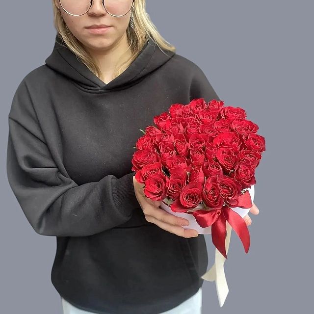 Шляпная коробка с красной розой 