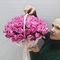Красивая корзина с розами 75 шт.