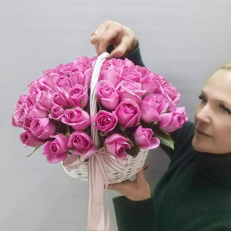 Красивая корзина с розами 75 шт.