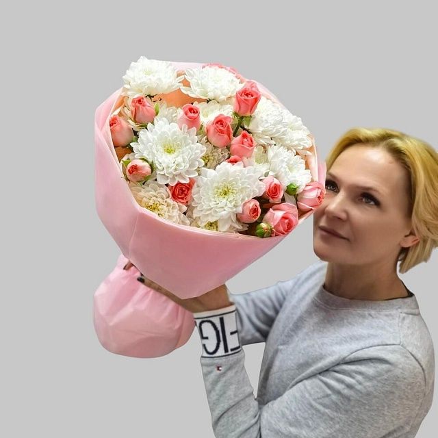 Авторский букет из кустовой розы и хризантемы