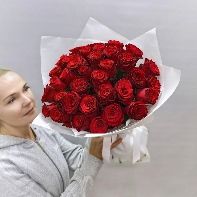 Букет из 35 бордовой розы Кения