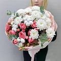 Изысканный букет из кустовых роз, хризантем и хлопка