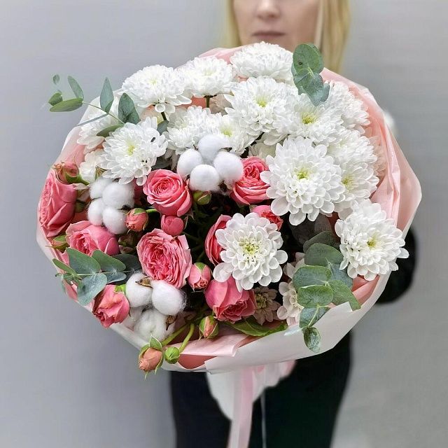 Изысканный букет из кустовых роз, хризантем и хлопка