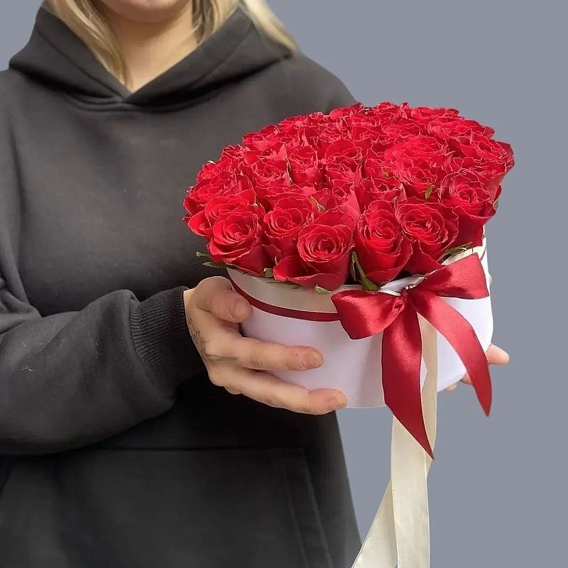 Шляпная коробка с красной розой 