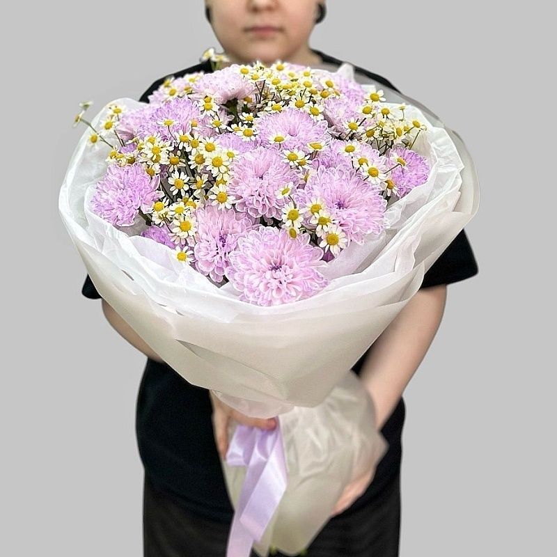Лавандовый нежный букет из кустовой хризантемы и ромашек
