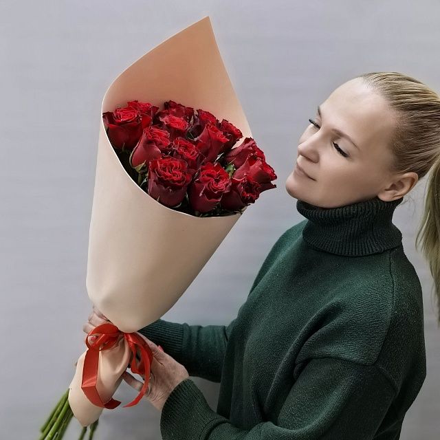 Стильный букет из 15 роз