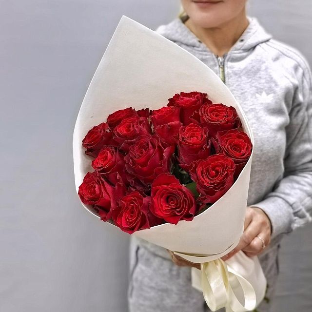 Яркий букет из 15 роз Кения