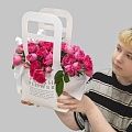 Яркая сумочка из пионовидной кустовой розы