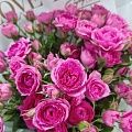 Малиновый букет из пионовидной кустовой розы