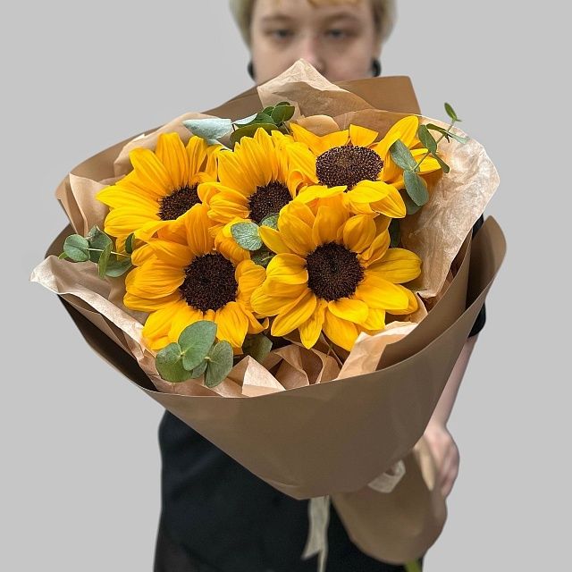 Летний яркий букет с подсолнухами