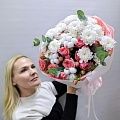 Изысканный букет из кустовых роз, хризантем и хлопка