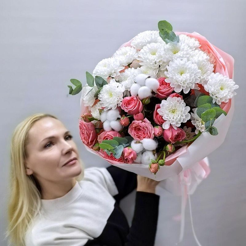 Изысканный букет из кустовых роз, хризантем и хлопка