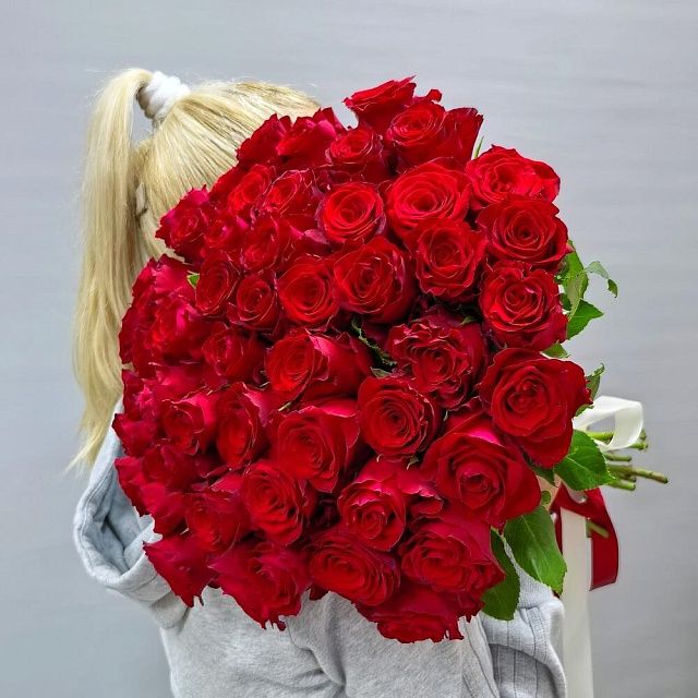 Яркий букет из 51 красной розы 