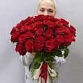 Яркий букет из 51 красной розы 