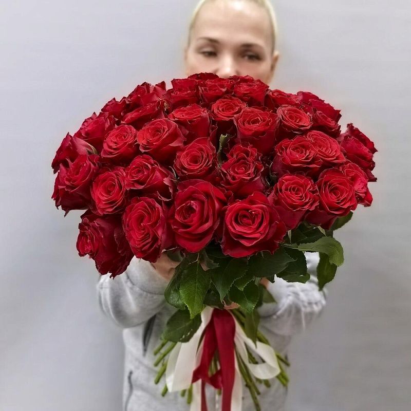 Яркий букет из 51 красной розы 
