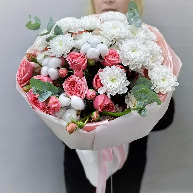 Изысканный букет из кустовых роз, хризантем и хлопка