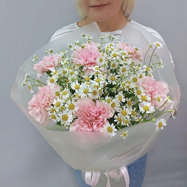 Летний букет с ромашками и диантусом