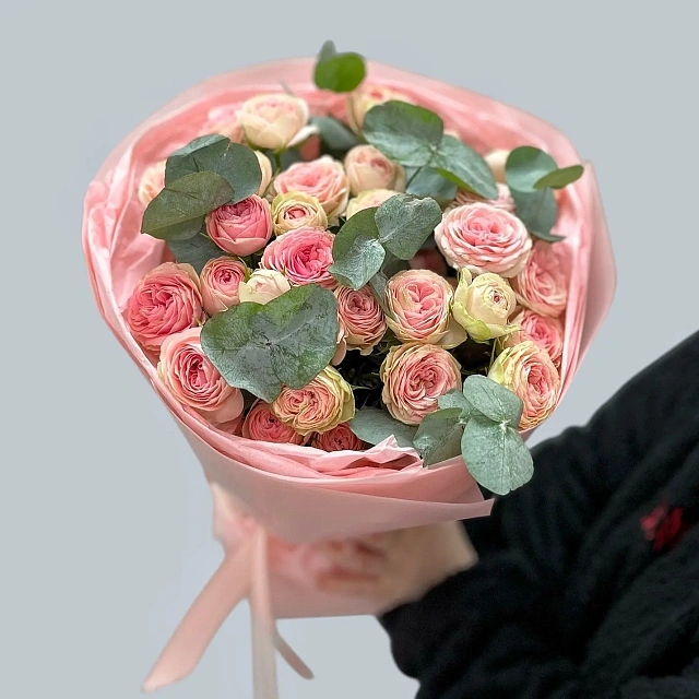 Розовый букет из пионовидной кустовой розы