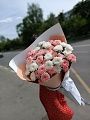 Букет их 11 кустовых хризантем “Клубничное безе”