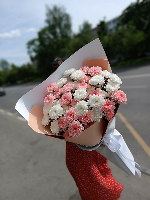 Букет их 11 кустовых хризантем “Клубничное безе”