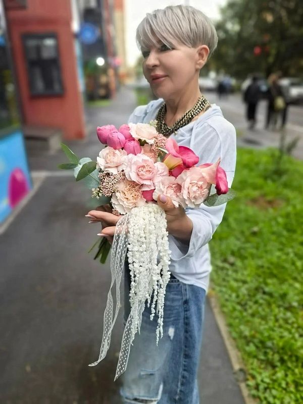 Букет невесты с розовыми каллами