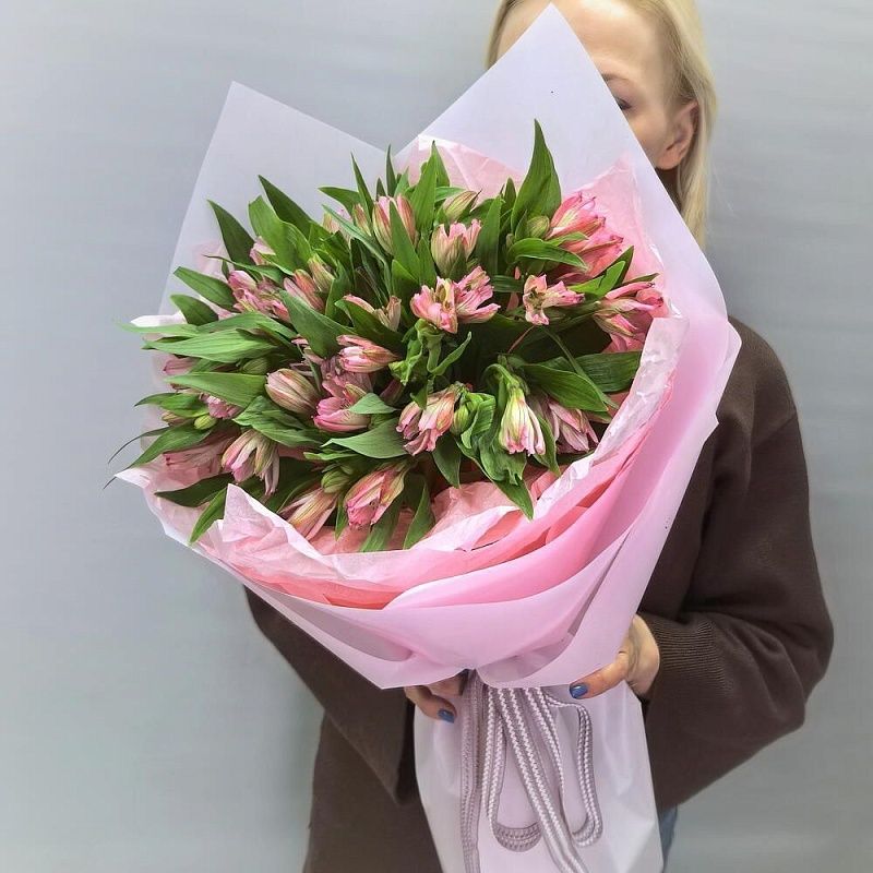 Букет из нежных розовых альстромерий